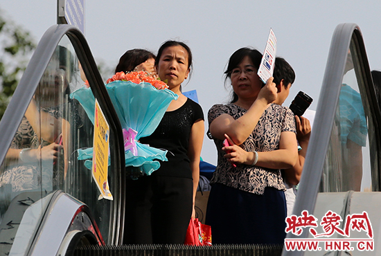 有一種情，你我日日相見，從不言表，但會抱著鮮花等候歸人。