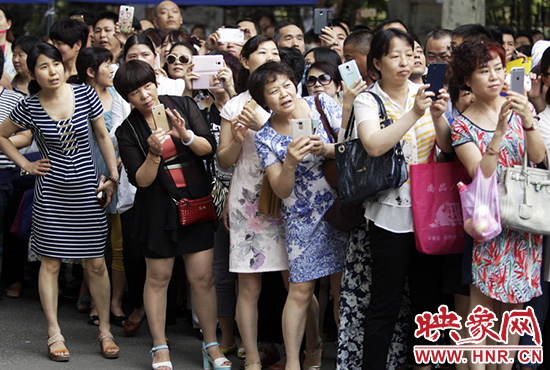 你在人群中，只有找到你，她們才會松下眉間的皺紋。