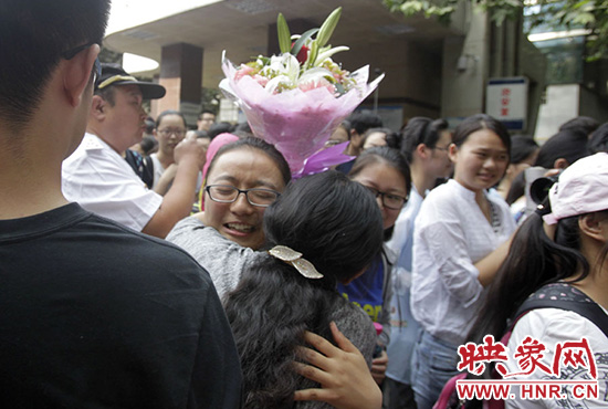 沖向你，給你一個(gè)深情的擁抱。