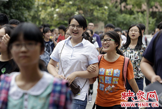 也有一種情，平日嬉笑怒罵，針鋒相對，只有別離時(shí)才會牽手擁抱。