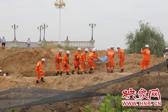 12點07分，又一人被抬出