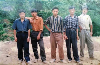 一次外出打工前，田仁信（中）與村里的伙伴合影。田仁信親屬供圖