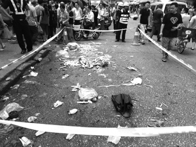 7月11日，群眾在事發(fā)現(xiàn)場(chǎng)外圍觀。新華社發(fā)