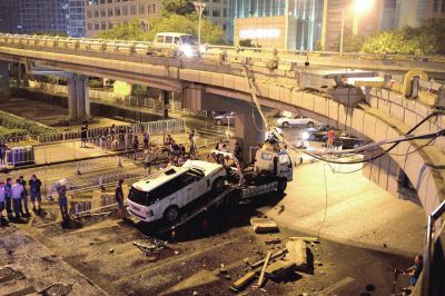 路虎車(chē)被扶正后，救援車(chē)將其拖離現(xiàn)場(chǎng)。