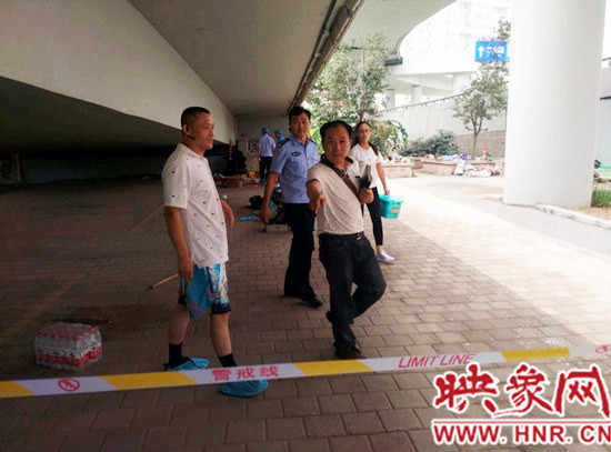 事發(fā)后，警方封鎖現(xiàn)場進行調(diào)查取證。