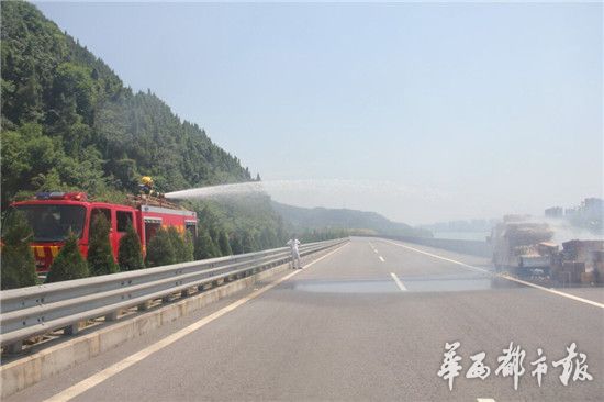 高速路上貨車(chē)自燃 近2萬(wàn)枚鮮雞蛋被烤熟