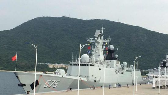 中國(guó)海軍艦艇編隊(duì)12日上午從三亞起航，參加“和平友誼-2015”中馬兩軍首次實(shí)兵聯(lián)演。