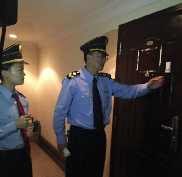 青島市衛(wèi)生監(jiān)督所的工作人員在郝愛勇診所執(zhí)法。