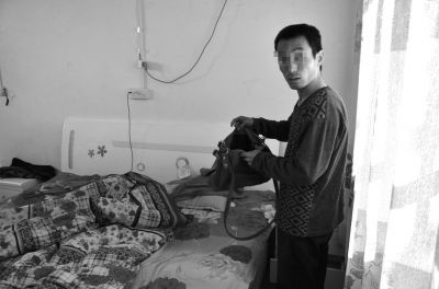 牛志忠翻看凌光輝留下的挎包。京華時報記者張恒攝