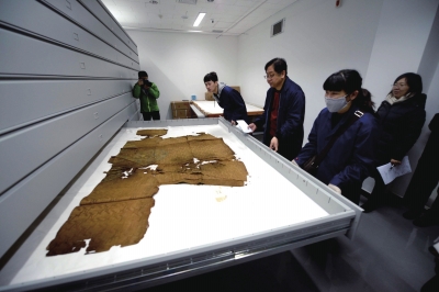 萬歷皇帝穿過的龍袍已經(jīng)碎裂失去色彩。