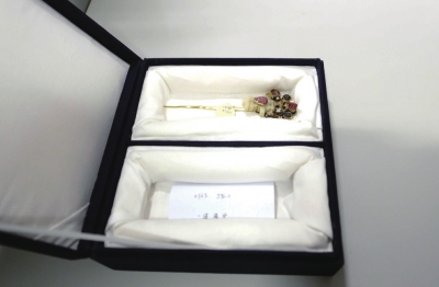 存放于匣內(nèi)的金簪華美依舊。