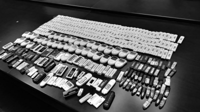 警方在行動中繳獲的地下錢莊持有的銀行卡和手機(jī)、U盾等作案工具。