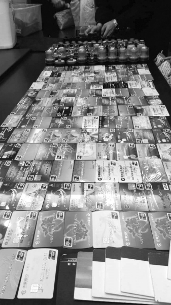 警方在行動中繳獲的地下錢莊持有的銀行卡和手機(jī)、U盾等作案工具。