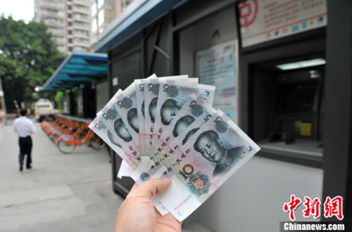 “如果是千元左右的跨行轉(zhuǎn)賬，都會(huì)先充值到支付寶，然后再轉(zhuǎn)到相應(yīng)銀行賬戶中”，肩負(fù)3000多元月供的北京白領(lǐng)小李告訴中新網(wǎng)記者，這樣操作起來(lái)方便、省時(shí)，還免去下載好幾個(gè)銀行客戶端的麻煩。