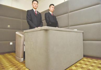 審訊室、居住室內(nèi)的桌椅板凳都進(jìn)行了軟包。