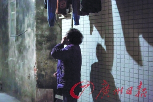 女姐在講述自己老伴幾年前在保姆的“照料”下去世的經(jīng)歷，神色悲傷。廣州日?qǐng)?bào)記者陳憂(yōu)子 實(shí)習(xí)生郭嘉亮攝