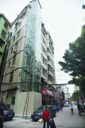 廣州男子為方便年老父母上下樓 違建觀光電梯 廣州男子為方便年老父母上下樓 違建觀光電梯