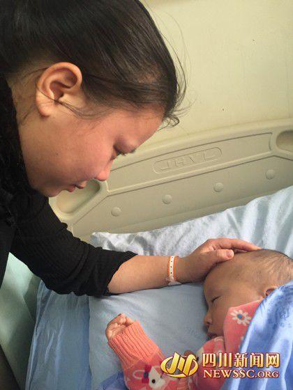 徐女士看著睡著的兒子，心里為手術(shù)費發(fā)愁
