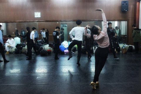 音樂劇系考生在備考區(qū)域等待考試。新京報記者 周崗峰 攝