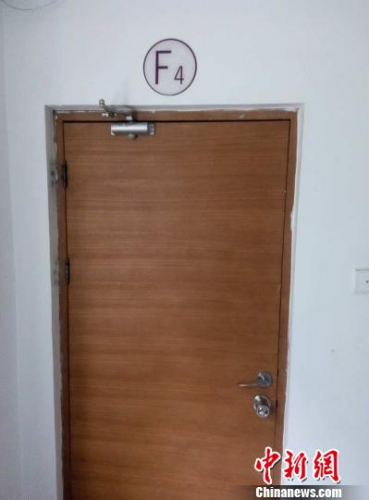 6日，事發(fā)樓層四層消防通道門被封死。呂春榮 攝