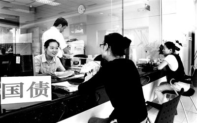 由于網(wǎng)銀和柜臺同時開售，部分銀行網(wǎng)點甚至來不及賣出一筆就發(fā)現(xiàn)額度全部被搶光供圖/視覺中國