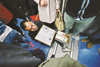 在賣藝時(shí)，李大鵬會(huì)把判決結(jié)果掛在胸前