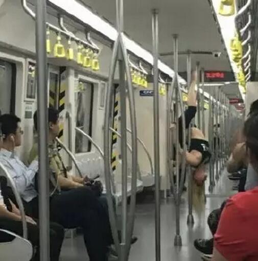 女子在地鐵上跳鋼管舞。