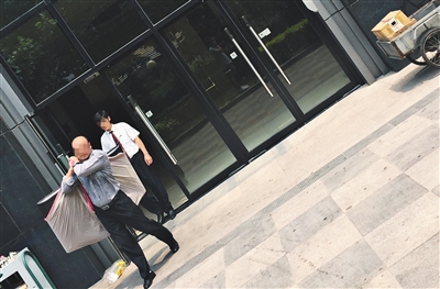 昨日11時許，新華聯(lián)國際公寓門口，一男子將電視等賭具轉(zhuǎn)移，后被警方控制