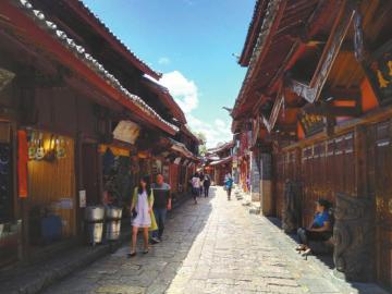 6月3日中午，麗江古城街道上游客稀少。