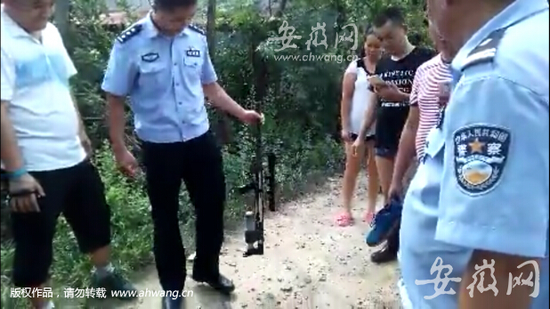 警方在案發(fā)地附近找到的槍支。