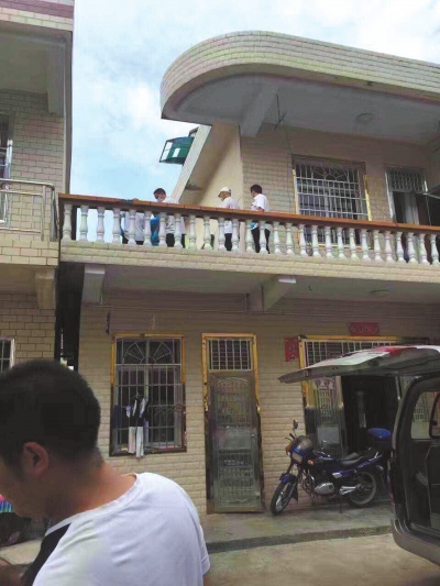 警方在嫌疑人鄰居家二樓露臺上發(fā)現(xiàn)女孩尸體。 家屬供圖