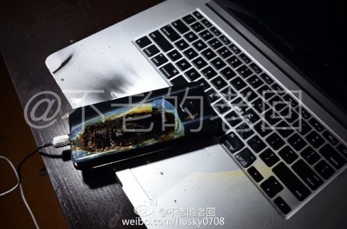 根據(jù)圖片來看，蘋果MacBook Pro筆記本觸控面板左邊部分被熏黑，而且該網(wǎng)友也提供了充電設(shè)備，就是三星Note 7原裝充電器。