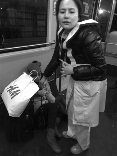 事發(fā)后，一名女乘客（左）受傷。