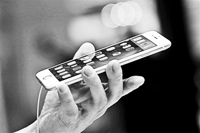 事實上，很多專業(yè)人士認為蘋果回到美國生產(chǎn)不切實際的真正原因在于美國缺乏足夠的產(chǎn)業(yè)工人和配套產(chǎn)業(yè)鏈。一家風險投資公司的合伙人就表示：“目前美國在消費電子產(chǎn)品領(lǐng)域已經(jīng)不具備供應鏈。這種供應鏈不僅僅指的是原材料和核心部件，而且還包括具有一定能力的熟練技術(shù)工人。”