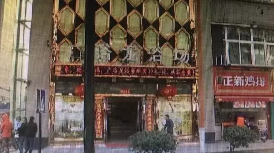 張阿姨說，附近柜臺一名工作人員，說什么也不讓她在這塊走廊哄孫女，幾句不和，雙方吵了起來。