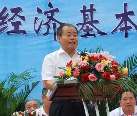 信發(fā)集團發(fā)展成為一家集發(fā)電、供熱、氧化鋁、電解鋁、碳素、燒堿、聚氯乙烯、電石、鋁深加工等產業(yè)于一體的現(xiàn)代化大型企業(yè)集團，位于山東聊城茌平縣。2016年10月，信發(fā)集團董事局主席張學信在接受山東商報采訪時表示，44年企業(yè)沒有一名員工離職。