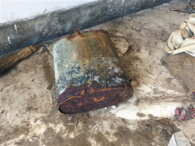 村民參與治理滲坑時使用過的鐵桶，已經(jīng)被嚴(yán)重腐蝕。