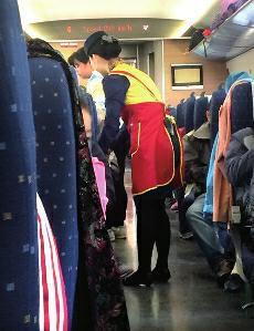 高鐵盒飯價(jià)格過(guò)高問(wèn)題，近年來(lái)已成為社會(huì)熱點(diǎn)話題。高鐵盒飯價(jià)格緣何居高不下呢？究竟是盒飯企業(yè)壟斷化經(jīng)營(yíng)，還是盒飯的成本高？這都需要高鐵相關(guān)部門(mén)公開(kāi)透明，算出明細(xì)賬。