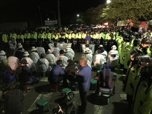 在把薩德搬運(yùn)到星州高爾夫球場(chǎng)過程中，當(dāng)?shù)鼐用窈途彀l(fā)生對(duì)抗沖突圖據(jù)網(wǎng)絡(luò)