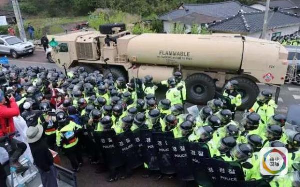 凌晨4時(shí)30分左右，駐韓美軍向“薩德”系統(tǒng)部署地星州高爾夫球場(chǎng)運(yùn)送“薩德”相關(guān)裝備。約有20多輛卡車(chē)和軍用拖車(chē)進(jìn)入星州高爾夫球場(chǎng)，其中裝有兩臺(tái)導(dǎo)彈發(fā)射架、X波段雷達(dá)及作戰(zhàn)指控中心等裝備。