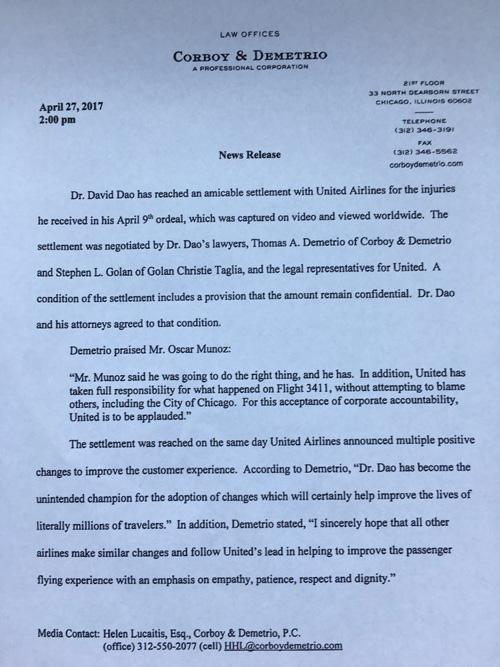 當(dāng)?shù)貢r(shí)間4月27日14點(diǎn)（北京時(shí)間28日凌晨3點(diǎn)），負(fù)責(zé)代理美聯(lián)航暴力拖拽乘客下飛機(jī)一案的律師德梅特里奧給包括央視記者在內(nèi)的媒體發(fā)來郵件，稱美聯(lián)航已與遭暴力拖拽下飛機(jī)的乘客David Dao達(dá)成和解協(xié)議。但作為條件之一，協(xié)議的具體內(nèi)容和涉及的金額保密。
