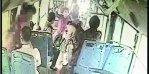 女司機(jī)路見不平一聲吼，小女孩方才脫身 視頻截圖