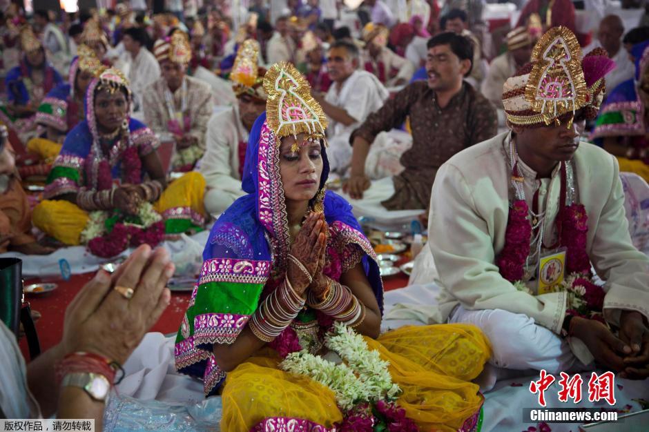 當(dāng)?shù)貢r(shí)間2014年6月15日,印度新德里,印度政府為數(shù)百對(duì)貧困新人舉辦集體婚禮。