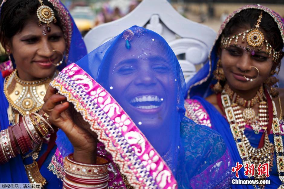 當(dāng)?shù)貢r(shí)間2014年6月15日,印度新德里,印度政府為數(shù)百對(duì)貧困新人舉辦集體婚禮。