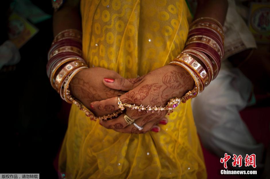 當(dāng)?shù)貢r(shí)間2014年6月15日,印度新德里,印度政府為數(shù)百對(duì)貧困新人舉辦集體婚禮。