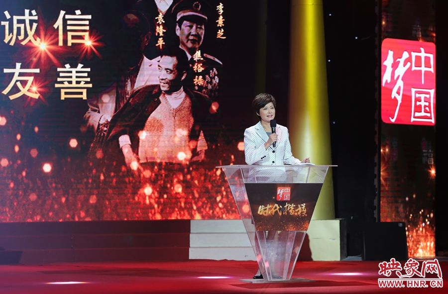 中央電視臺“時(shí)代楷?！卑l(fā)布廳，發(fā)布人敬一丹介紹“編外雷鋒團(tuán)”。