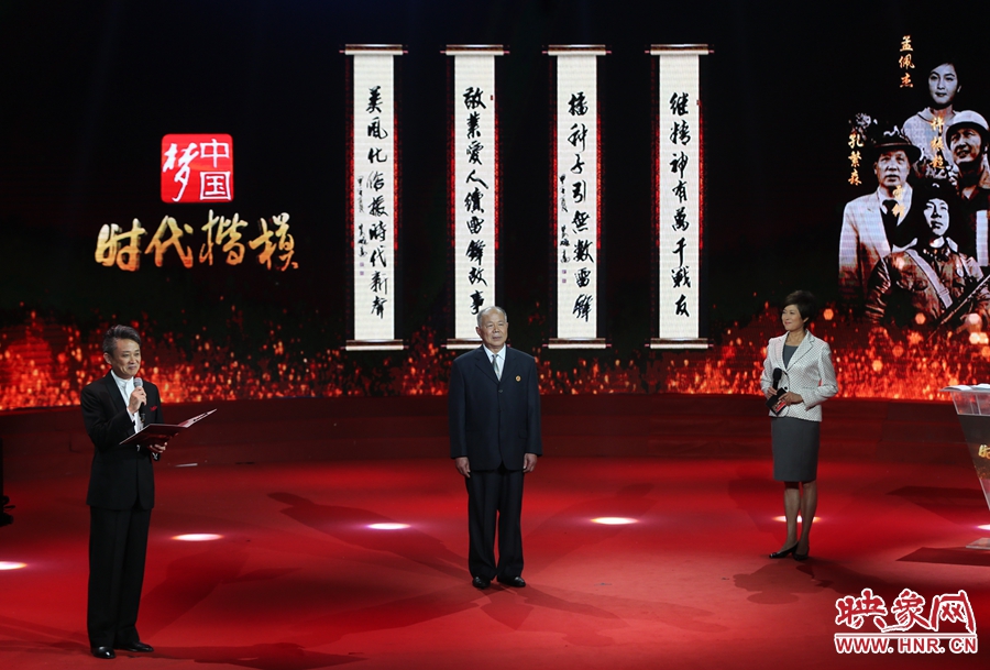 朗誦者現(xiàn)場朗誦贊河南鄧州“編外雷鋒團(tuán)”的楹聯(lián)。