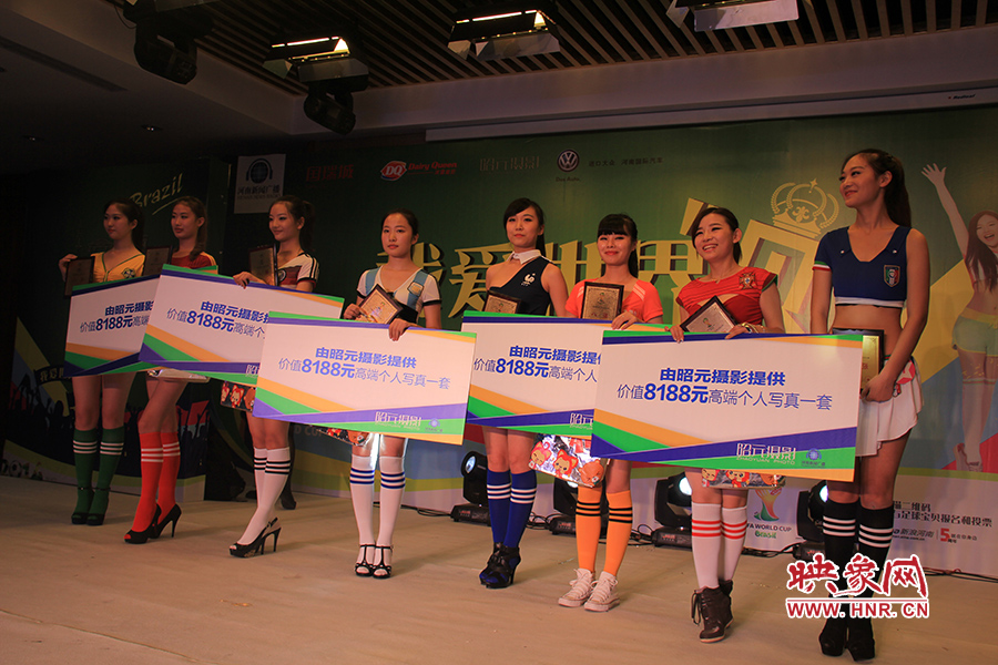 18位足球佳麗通過(guò)自我列紹、旗袍走秀、球衣展示三輪比拼，最終8位選手成功勝出。