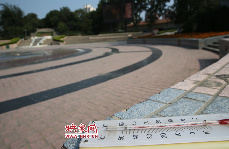 7月8日下午15時(shí)46分，紫荊山公園地表溫度為42度（溫度計(jì)放置地面測(cè)量），比人防納涼處高17度。