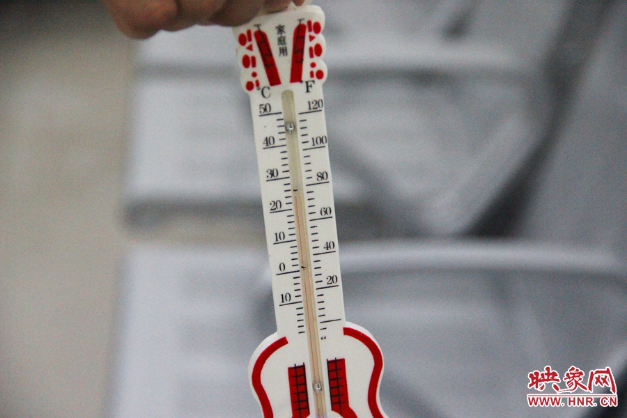 中原區(qū)人防納涼場(chǎng)所（桐柏路與中原路交叉口），室內(nèi)溫度達(dá)24度，相比中原區(qū)室外溫度低14度。